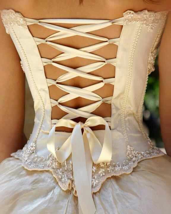 Свадебное платье с жестким корсетом: секреты и особенности