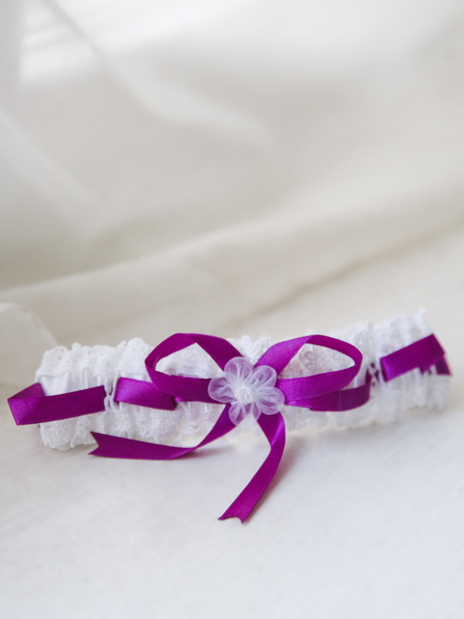 Подвязка белая с лиловым