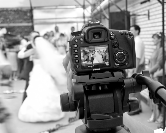 Свадебный фотограф: профессионал или гость с фотоаппаратом?